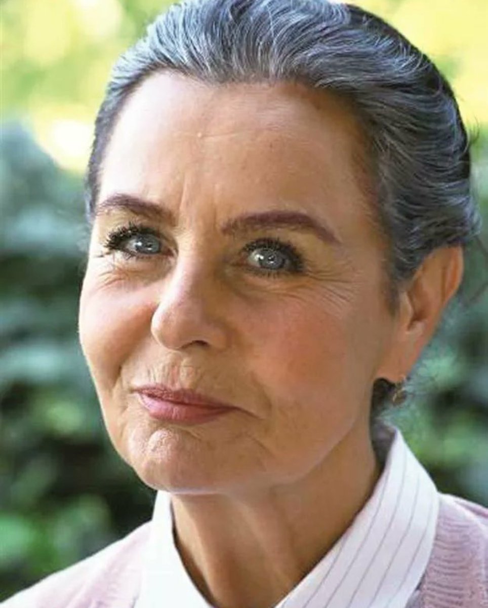 Dört Yapraklı Yonca'nın menekşe gözlü güzel Kadınıydı.
Yeşilçamın unutulmaz efsanelerindendi.
Sinemanın umutlu yıllarında parlayan bir yıldızdı.
Seyircilerin her birinin yüreğine dokunmuş halkın sanatçısıydı.

Güle Güle #FatmaGirik 
Rahmet ve minnetle.