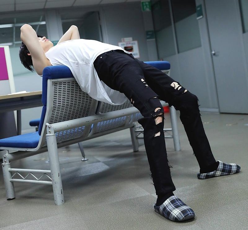to_to0304's tweet photo. 대기실에서 운동하는 연준이
with 체크슬리퍼 ㅋㅋ https://t.co/vHWmCezoEw