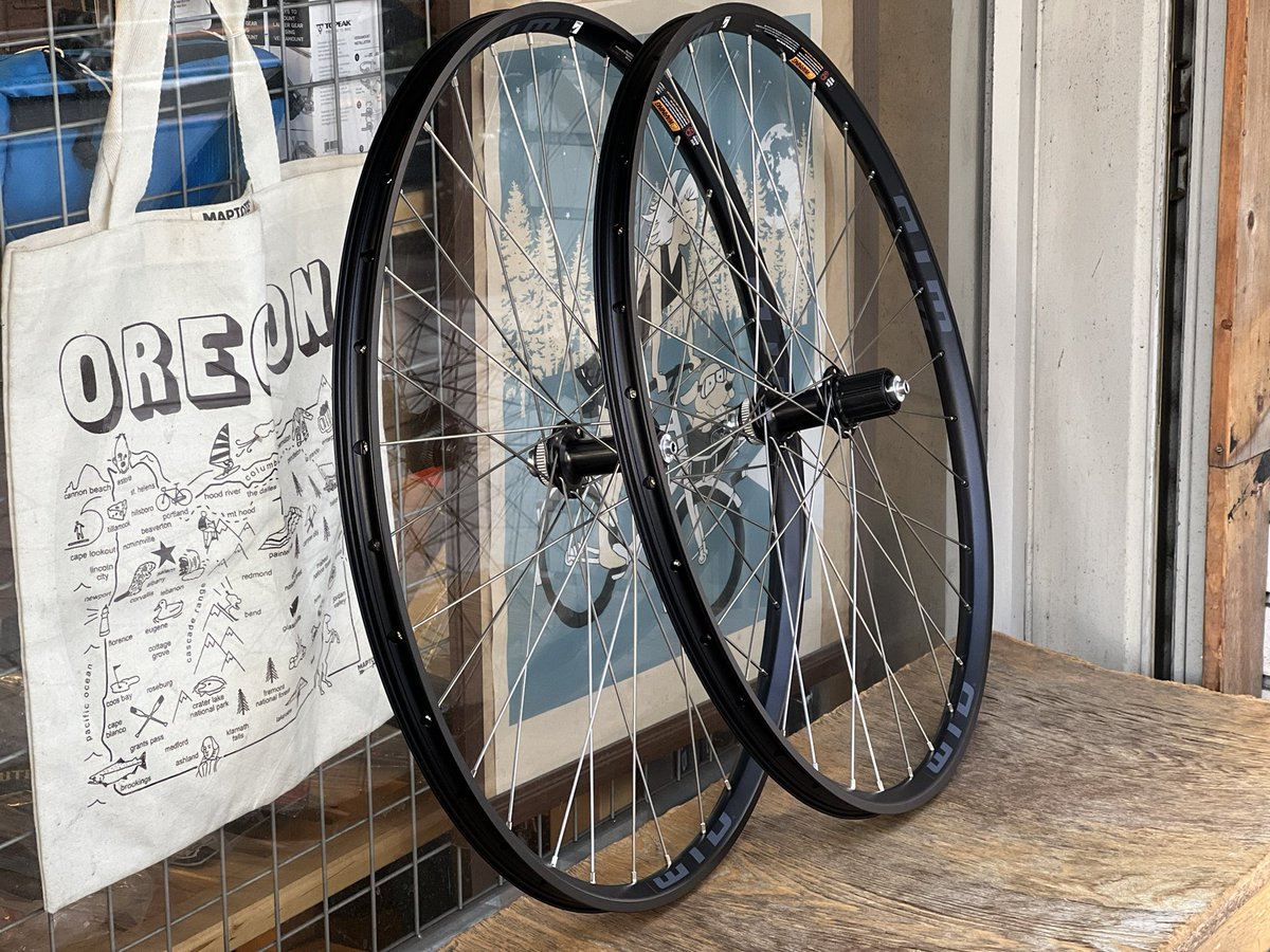 Hutte_8to8's tweet photo. こんにちは。

作り置きホイールをもう一つ。

●Rim→ @wildernesstrailbikes  KOM Light i23 650B
●Hub→ M8000
●Spoke→Sapim Leader

チューブレスレディ対応の650B/27.5 前後QRのホイールセット。Sig.RandoやAll-City スペースホースの QRモデルでのご要望が多い組み合わせで作り置きました。 https://t.co/gNnHJauwBL