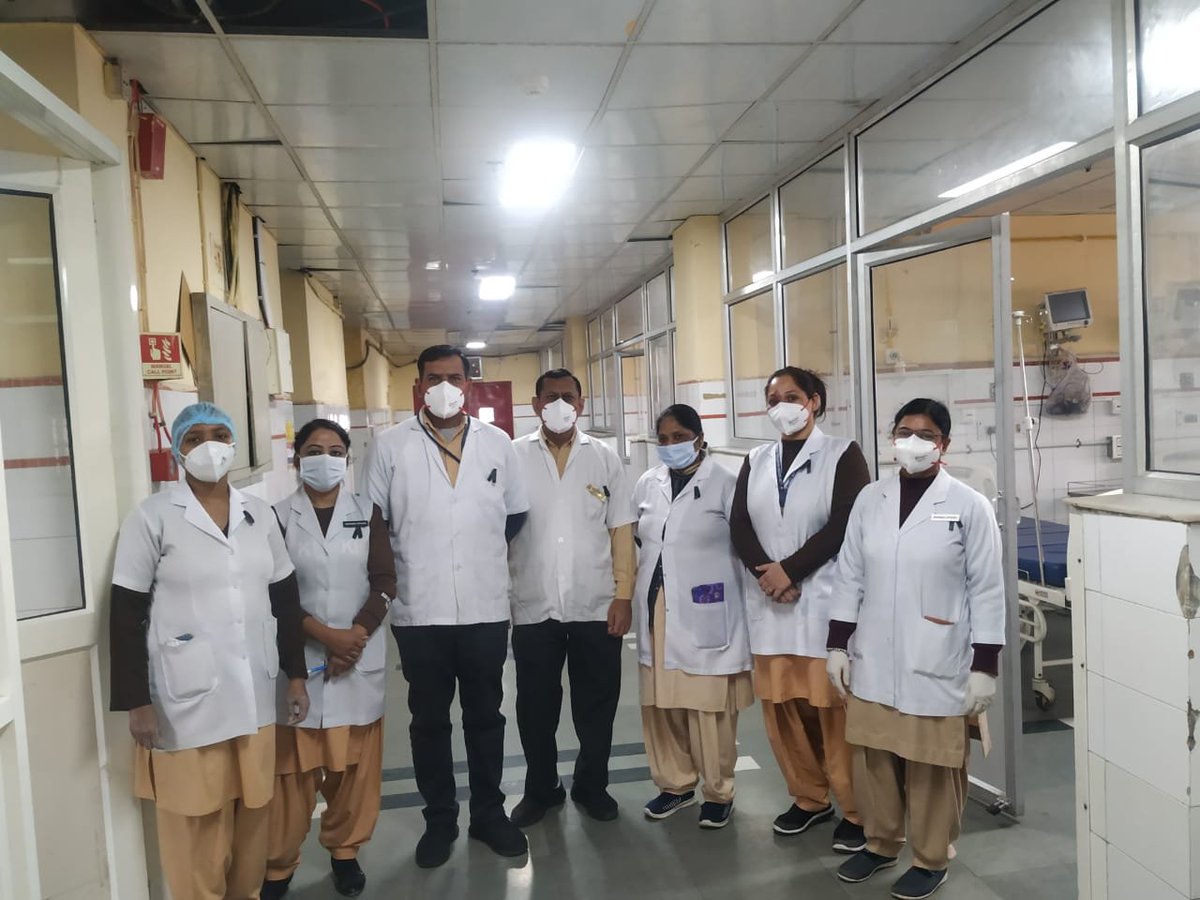 somyalakhani's tweet photo. Nursing officers in #Delhi sporting black ribbons to protest against non-payment of ex-gratia sum of Rs 1cr to kin of #LNJP hospital nursing officers Rajkumar and Chiineeching who succumbed to #Covid last year in the line of duty. 

My piece on Rajkumar from last week ⬇️⬇️ https://t.co/b4v8U2mMk2