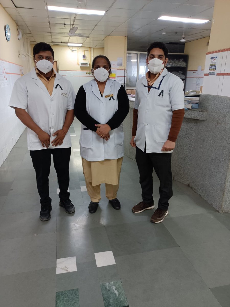 somyalakhani's tweet photo. Nursing officers in #Delhi sporting black ribbons to protest against non-payment of ex-gratia sum of Rs 1cr to kin of #LNJP hospital nursing officers Rajkumar and Chiineeching who succumbed to #Covid last year in the line of duty. 

My piece on Rajkumar from last week ⬇️⬇️ https://t.co/b4v8U2mMk2
