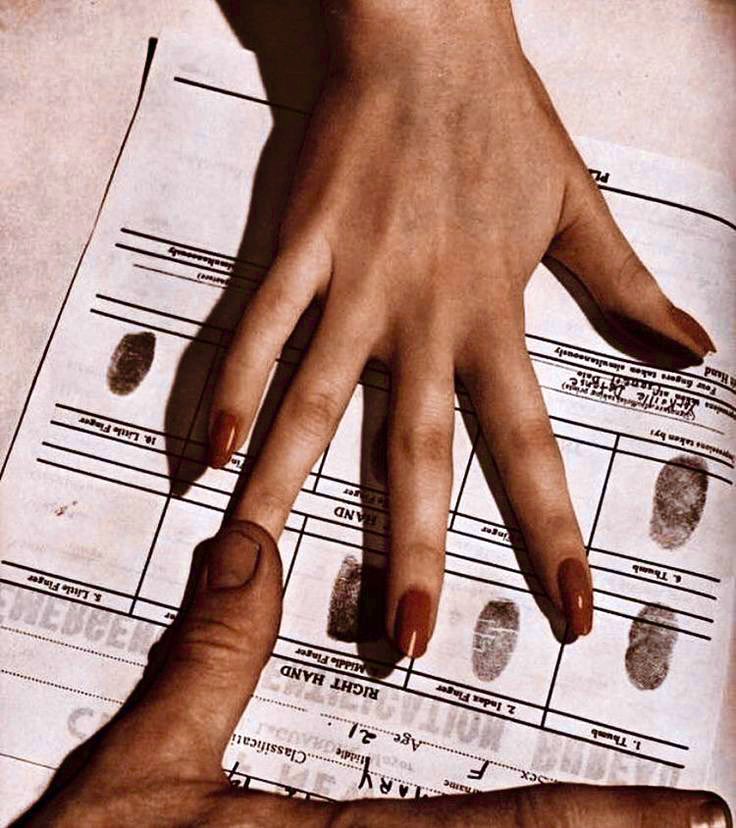 ‘ you are neva gonna
   believe what I heard
when I was passin’ 
through level 3 — ‘

     『 Donatella Coluccio. 』 

 Ministry File guard
         &amp; unofficial paper toter.

a part of #B1GB0Y .