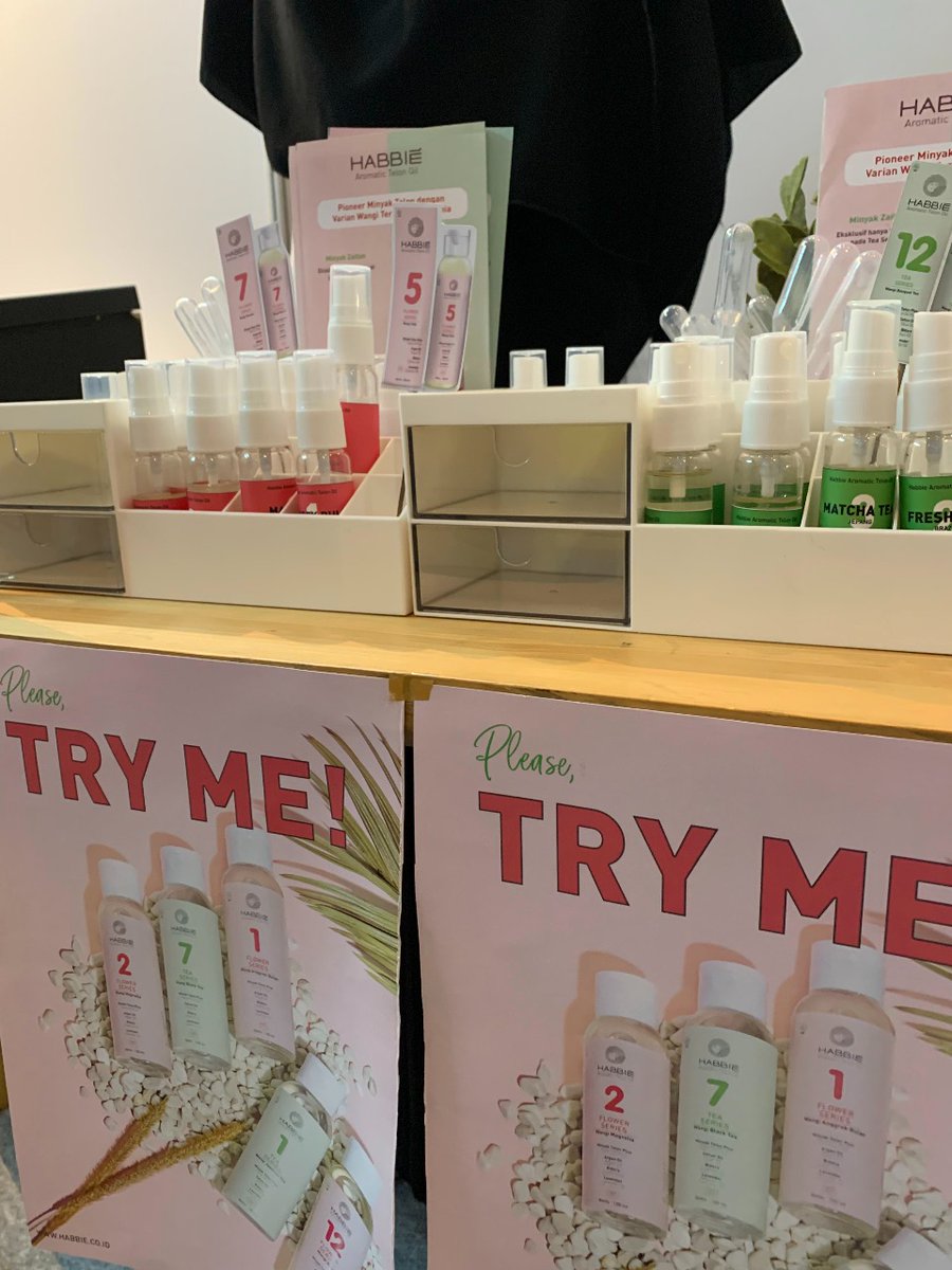 behappyeaah's tweet photo. ▫️Habbie Around City▫️
@habbie_id 

3 hari lalu Habbie abis ngadain event booth di Kemayoran. Disana pengunjungnya bisa ngerasain macem² aroma minyak telonnya Habbie, dan banyak promo menarik juga👏👏

#HabbieAromatik
#TelonSultan
#SmellGoodFeelGoodDoGood https://t.co/VvsRf0eSqZ