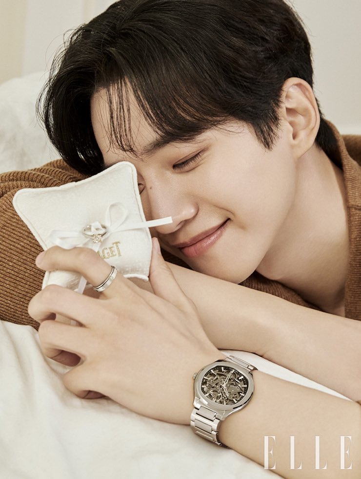 꽃을 든 이준호, 마치 다이아몬드 프러포즈
naver.me/5i9tLxHw

피아제와의 화보 촬영을 위해 매거진 엘르의 카메라 앞에 섰다. 
로맨틱한 남자 준호의 촬영은 엘르 코리아 홈페이지 및 SNS를 통해 디지털 화보 형태로 만날 수 있다. 

#이준호 #LEEJUNHO