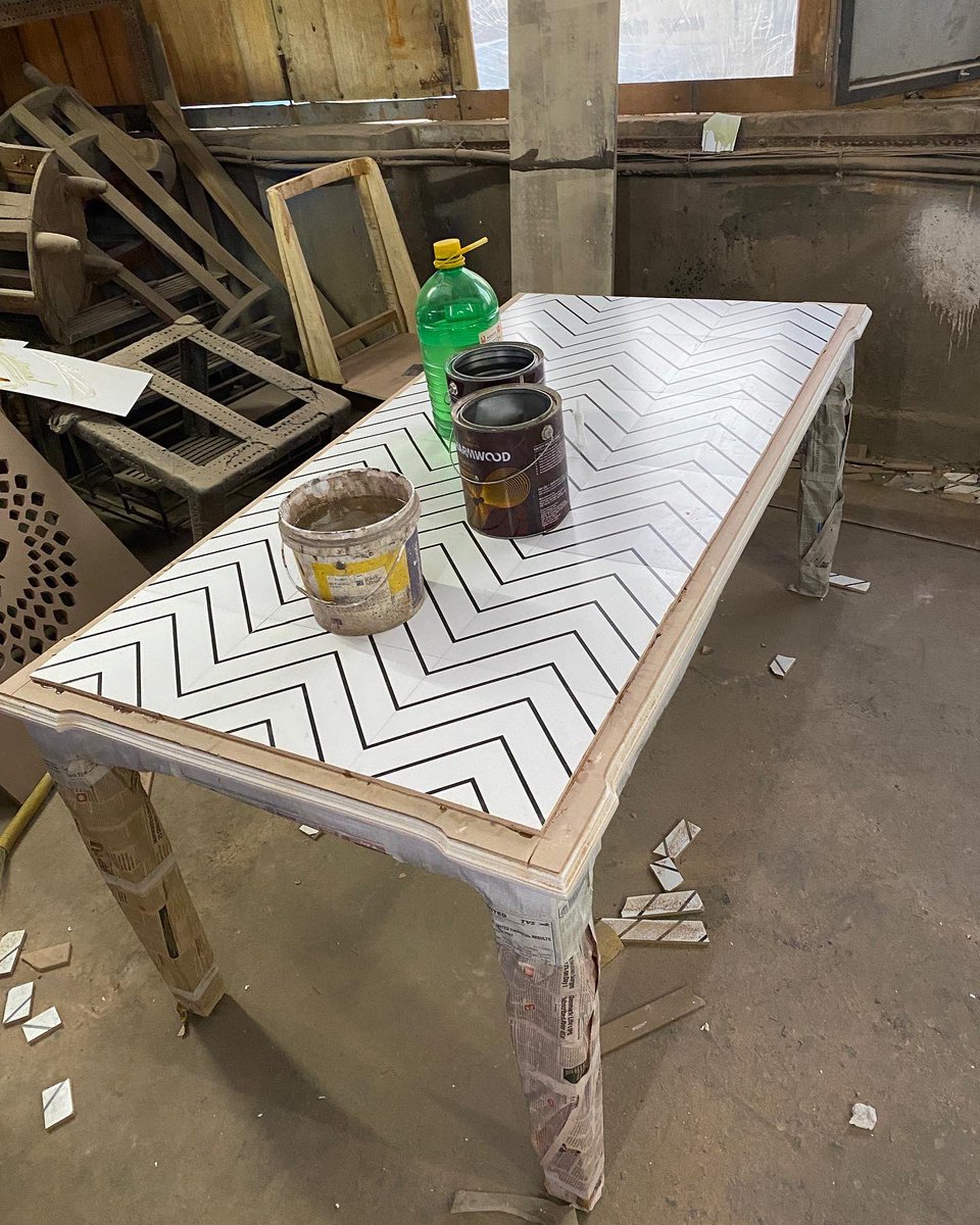 AMUdesigns's tweet photo. We transformed this ordinary solild wood dining table into a statement piece.
The table top is designed using pattern tiles from CRMKnoida
The upholstery of all the chairs are done with fabric by @DDecorDiaries
#beforeandafter #transformation #design #interior #amusinginterior https://t.co/p6hl4QOkhj