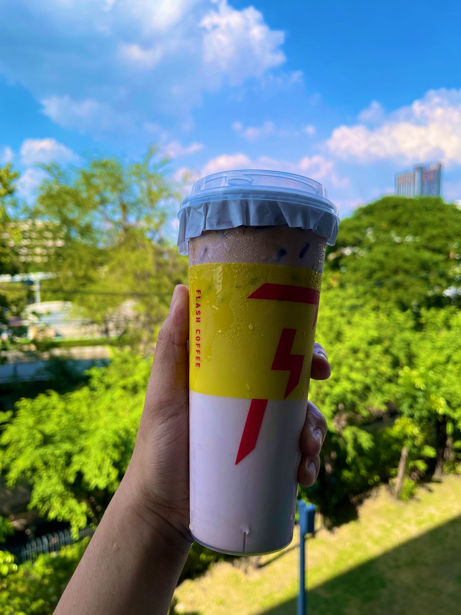 sightsofcy's tweet photo. Yesterday, I ordered for the first time from Flash Coffee, wow, their upsize is a real upsize. Haha. This is just Milo Dino though 🍫 I also tried their ‘soft cookie’ and I wasn’t impressed at all, tastes like 4-year old baking skills. 🍪#flashcoffee #bangkok #thailand #grabaway https://t.co/r06Zg5z2BC