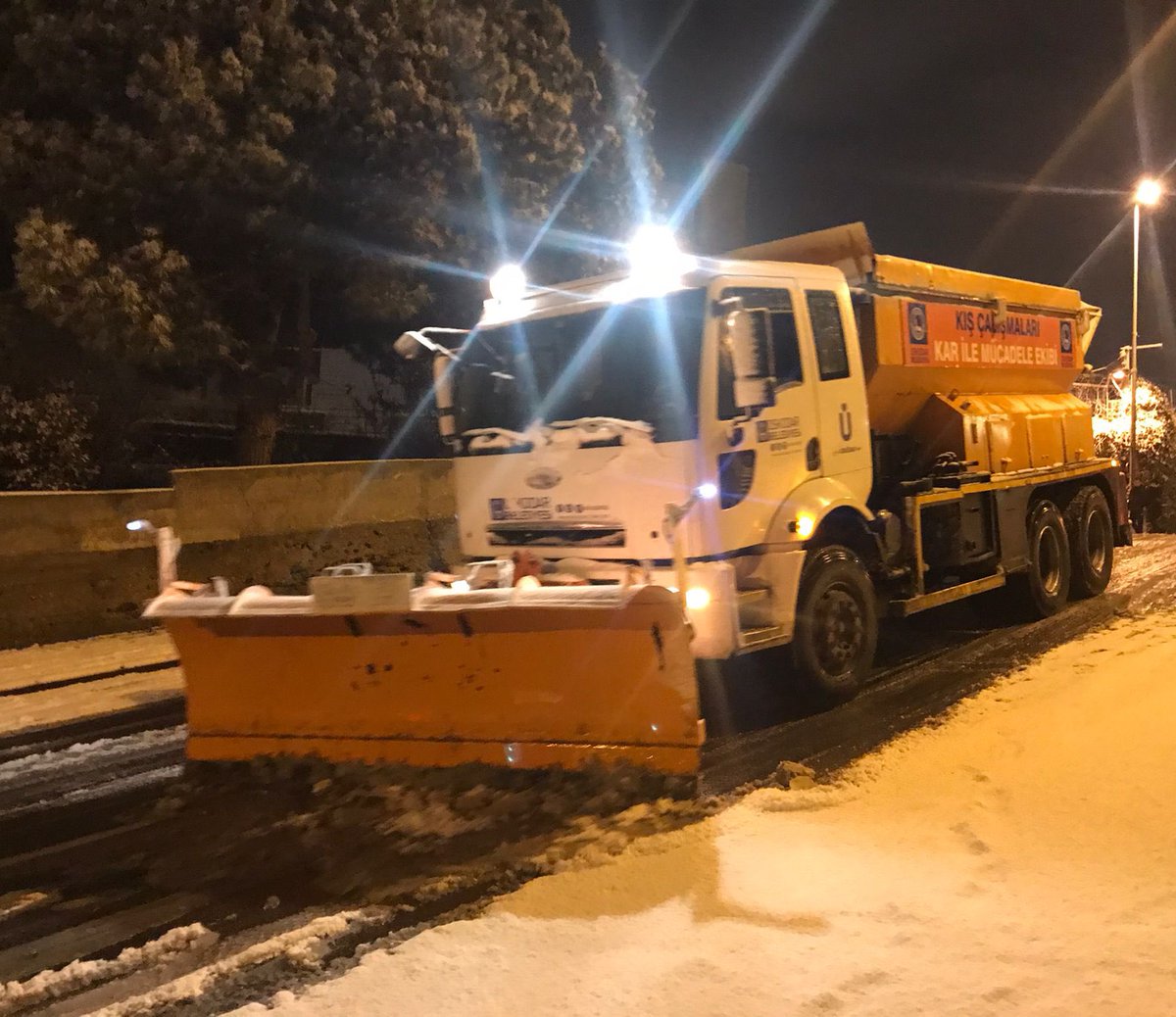 hilmiturkmen34's tweet photo. Kıymetli hemşehrilerim;

aralıksız tuzlama ve küreme yapıyoruz ama çok yoğun bir yağış var. Yolları sürekli açık tutmak için büyük gayret içindeyiz ama zaman zaman sıkıntılar yaşanabilir.

Özel araçları zorunlu olmadıkça çıkarmayalım ve dikkatli olalım. 

İyi haftalar diliyorum. https://t.co/cpIolWFmMh