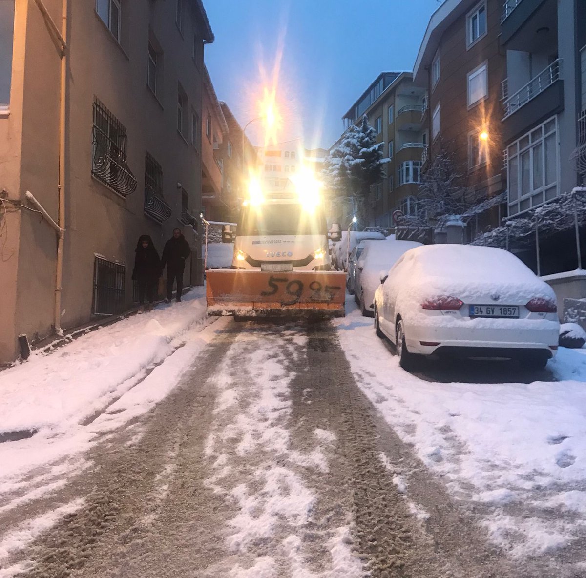 hilmiturkmen34's tweet photo. Kıymetli hemşehrilerim;

aralıksız tuzlama ve küreme yapıyoruz ama çok yoğun bir yağış var. Yolları sürekli açık tutmak için büyük gayret içindeyiz ama zaman zaman sıkıntılar yaşanabilir.

Özel araçları zorunlu olmadıkça çıkarmayalım ve dikkatli olalım. 

İyi haftalar diliyorum. https://t.co/cpIolWFmMh