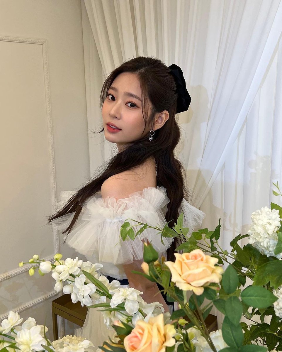 ⠀⠀
I found a spot where it is surrounded by these beautiful flowers in my private waiting chamber. Felt that the atmosphere and the flowers fitted my white dress so much, thence I took my place for a while in there! And, here is the result. 🌼
   ⠀⠀⠀⠀
