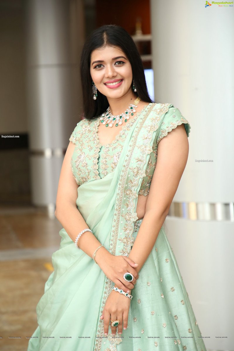 Tejaswini Manogna Beautiful Stills

Check it out! rglhri.in/3qRWzPF

#TejaswiniManogna #RagalahariPhotos #Fashion #Traditional