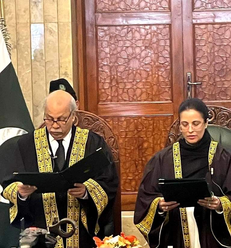 WomenVoices_Pak's tweet image. Justice #AyeshaMalik, the first #WomanJudge in the #SupremeCourt of Pakistan, taking oath.

#PakistanMovingForward
#WomenInPublicServices 
#WomenLeadingFromTheFront