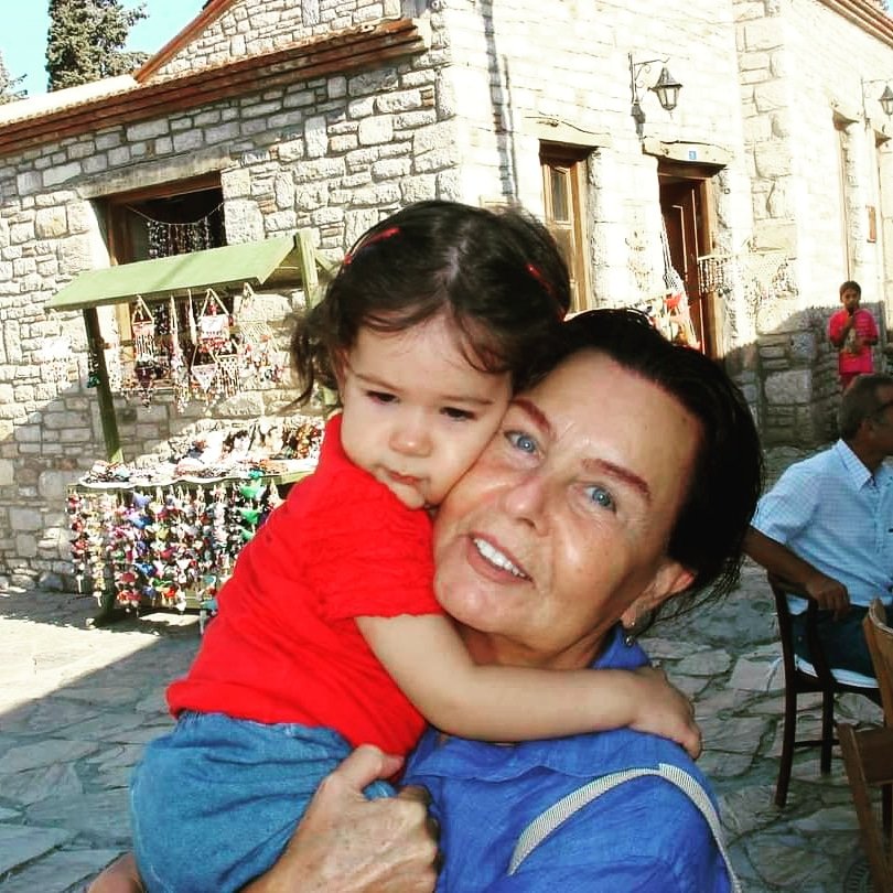 Kızıma kendi kızı gib sarılmıştı poz verirken. Bir yakınımı kaybetmiş gibi üzgünüm. Neden bilmem yeri ayrıydı bende. Mekanı cennet olsun. #fatmagirik