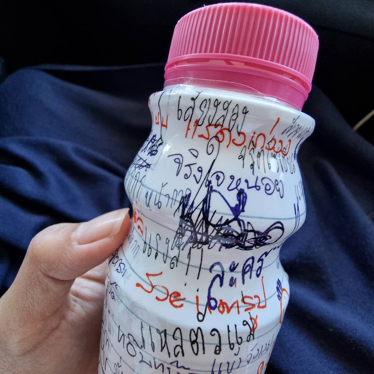 MKingkarn's tweet photo. แต่งตัวเก่ง แต่งหน้าจัดๆ ก็หนักหัวคนอื่นค่ะ โดนแอบนินทาว่าเป็นคนแรง คนสตรอเบอรี่ประจำ เด๊ะแม่ก็ฟาดด้วยนมดัชมิลล์เลย เทอนั่นแหละนังทัวดี !!!
#รอให้คุณมาJudge #ดัชมิลล์ซีเล็คเต็ด #DutchMillSelected https://t.co/BTnLzFudjn