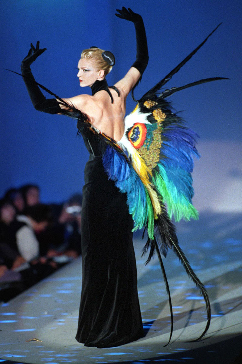 traceyfanclub's tweet photo. mugler’s influence in sailor moon 🖤 https://t.co/aAGZ4djTKc
