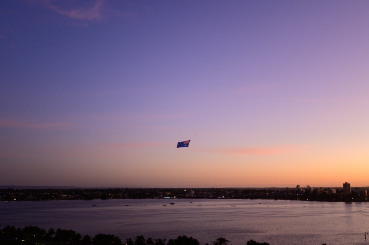 BOM_WA's tweet image. A beautiful 31°C for the public holiday on Wednesday. Although it will be cooler, the #UVIndex will still be extreme, so don&apos;t forget to #SlipSlopSlap!
A southwesterly sea breeze during the afternoon will cool things down to around 25°C for the #Skyworks at 8pm. @CityofPerth