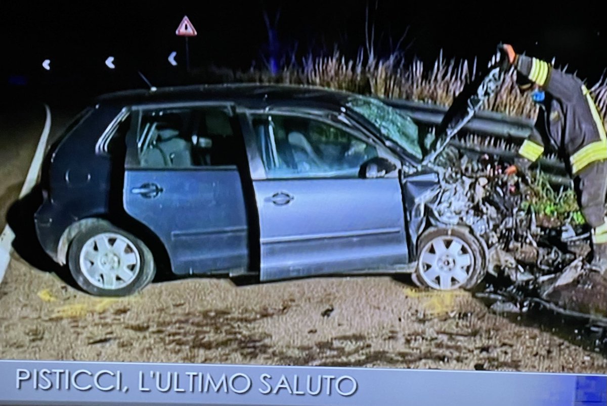 dukana2's tweet photo. A #Pisticci ..l’ultimo saluto ai tre ragazzi morti nell’ennesimo incidente ✔️su strade ridotte a mulattiere …e quanti “ultimi saluti” per #cancro dell’impianto di morte #Eni #Tecnoparco?? Quanti “ultimi saluti” per l’amianto della #Materit? Del veleni in #ValBasento?? #Ultimi… https://t.co/ReEZkpCwn3