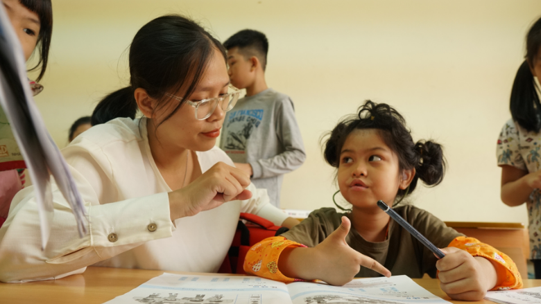 WBG_Education's tweet photo. 👩🏽‍🏫Born deaf, growing up with linguistic barriers Ngoc Anh didn’t give up and she became a primary #education teacher!

This is her story: https://t.co/mFHHkC5Iu1

@Eze_TEACH @AnaTeredelT @APushparatnam @McNhlapo @JaimeSaavedra22 
#ChangingLives #Vietnam #Teachers #EducationDay https://t.co/e9nAWbyDjO