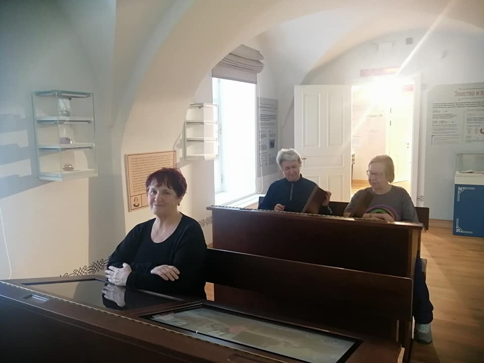 Вчера весь день продолжали гулять по Крапивне с членами клуба Клуб "Будь туристом!"
Хороший вариант выходных!))