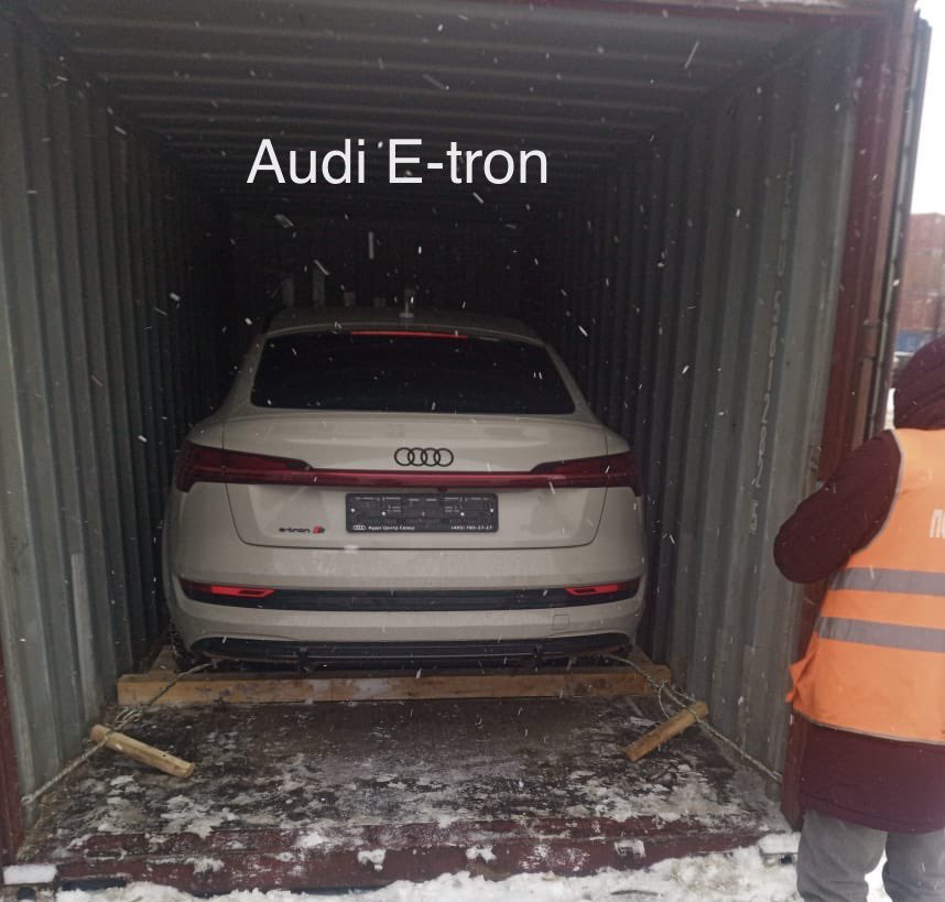 contoperator's tweet photo. Погрузка и крепление Audi E-tron Sline в 20-футовом контейнере на станции Силикатная. Автомобиль проследует в составе прямого контейнерного поезда до станции Батарейная с дальнейшим раскреплением и выдачей получателю в Иркутске. Автомобиль дополнительно застрахован в СК. https://t.co/nAF8SdCLpR