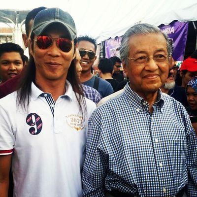 DatoJamal111's tweet photo. Hari ini kita dapati betapa ramainya yg menghargai jasa dan pengorbanan Tun M terhadap bangsa dan negaranya.Syukur kerana ramai melaksanakan solat hajat,bacaan yasin serta berdoa supaya Tun M segera sembuh.Kita teruskan berdoa kepada Allah supaya beliau kembali sihat
#Jasamu https://t.co/tdFqpmI2By