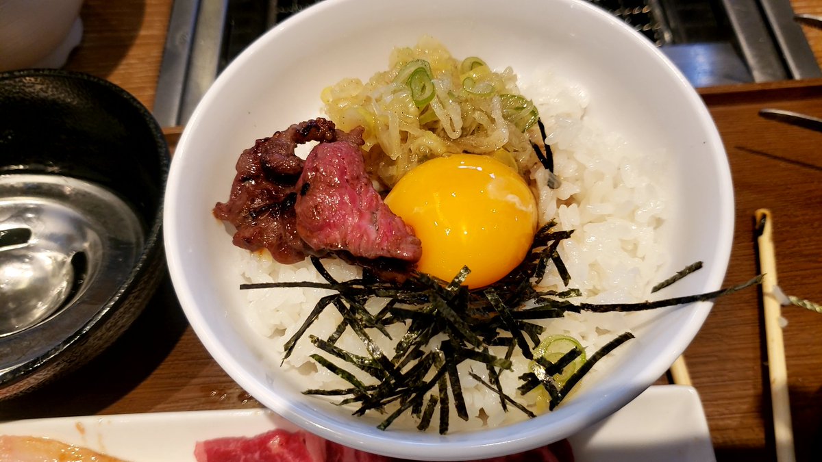 おかわり 二杯目 韓国TKG 三杯目 焼き肉屋さんの ちょい足しカレー キムチと お肉載せて 😁😁😁😁😁😁