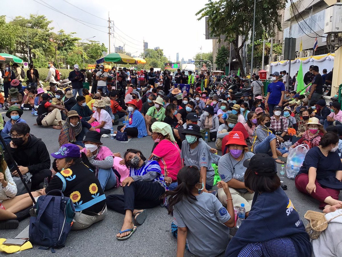 theactive_net's tweet photo. 14.00 #พีมูฟ ประกาศตั้งหมู่บ้านหน้าทำเนียบฯ บนถนนพิษณุโลก เหตุไม่พอใจ หลัง 'มงคลชัย สมอุดม' รองปลัดสำนักนายกฯ มาเจรจา แม้ยืนยันรับข้อเสนอในการประชุมใหญ่ร่วมพีมูฟ 31 ม.ค. นี้ แต่ไม่มีหลักประกันชัดเจน #ม็อบ24มกรา65 https://t.co/EaLNUXHLKO