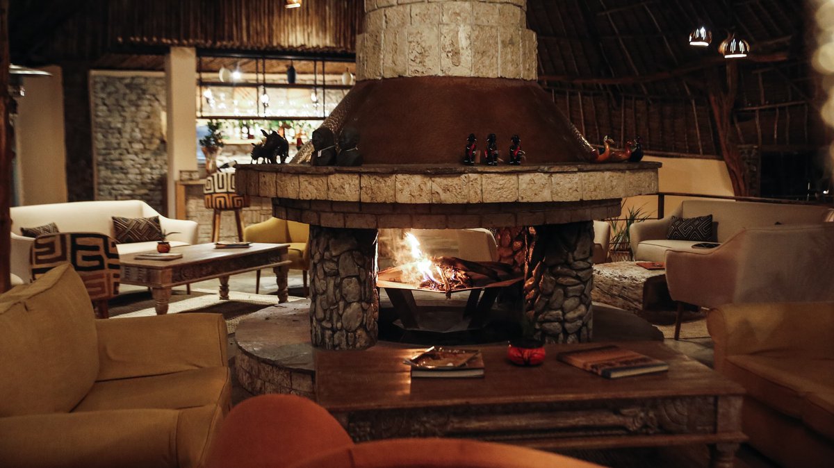 LionsBluffLodge's tweet image. Cosy evenings by the fire ✨ If you were here, what would be your choice of drink?

P.C. @wherenextfamily 
For bookings and rates please contact us ⬇️
Mobile: +254 754 351908
reservations@lionsblufflodge.com
lionsblufflodge.com
#Luhya #kabogo #KwamboxandKev