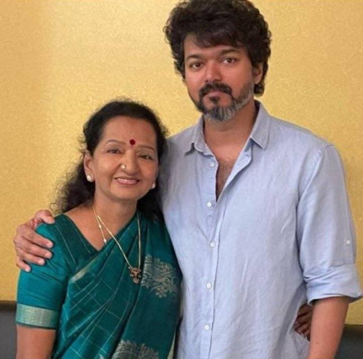 VijayFansTrends's tweet photo. Thalapathy with Shoba amma ♥️
#Beast @actorvijay https://t.co/xjqR9IW1wj