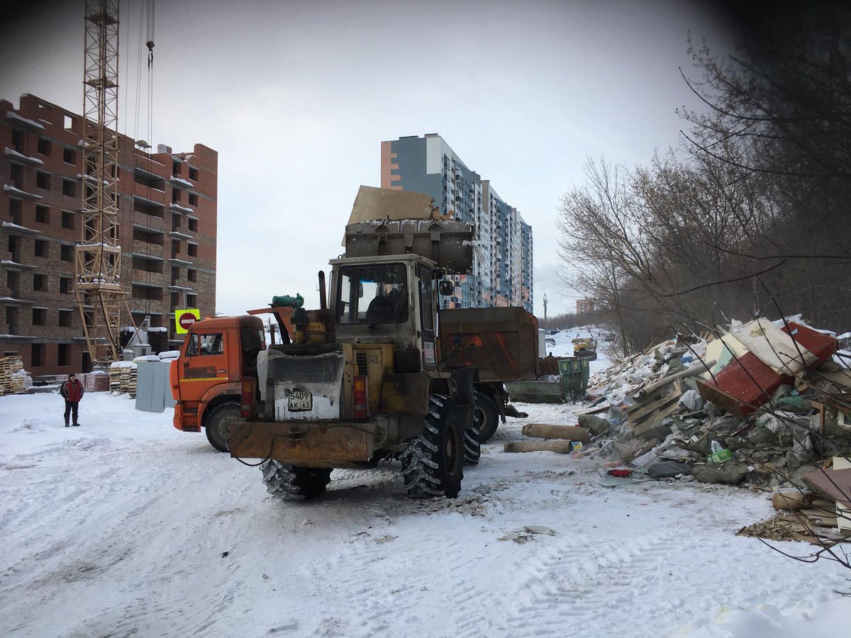 GilliderMP's tweet photo. @promadm @Miromax2002 @SamMobilePriem Добрый день! это наш погрузчик забрал малое количество мусора с одной площадки и отвез на другую, где происходит погрузка и вывоз мусора. https://t.co/EXhtwOySh4