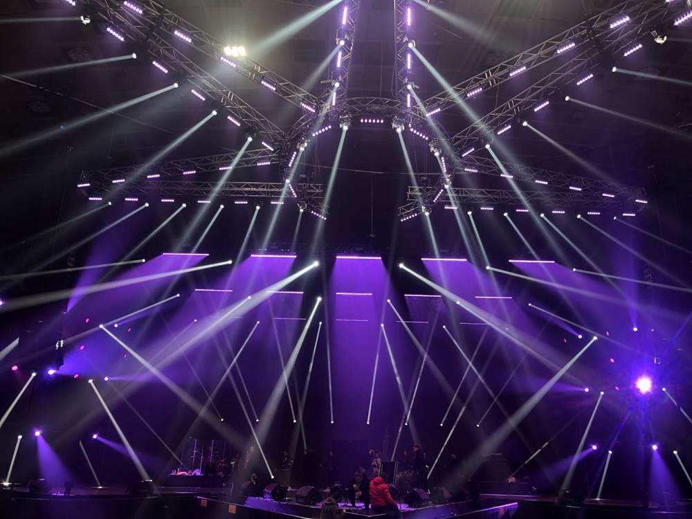ClayPakyNews's tweet image. Claypaky Fixtures Go Royal for Dynamic “Queen of the Night” Concert in Ukraine - Read more: cutt.ly/QueenOfTheNight
#Claypaky #Sharpy #SharpyPlus #TamboraBatten #MiniB #SceniusUnico #Feyeria