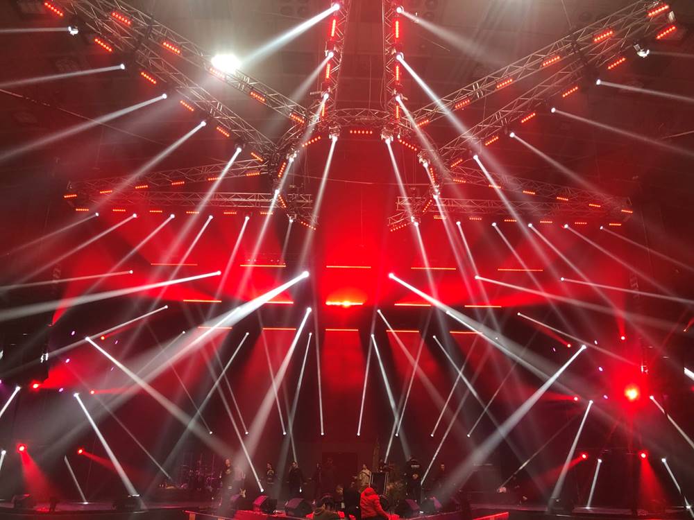 ClayPakyNews's tweet image. Claypaky Fixtures Go Royal for Dynamic “Queen of the Night” Concert in Ukraine - Read more: cutt.ly/QueenOfTheNight
#Claypaky #Sharpy #SharpyPlus #TamboraBatten #MiniB #SceniusUnico #Feyeria