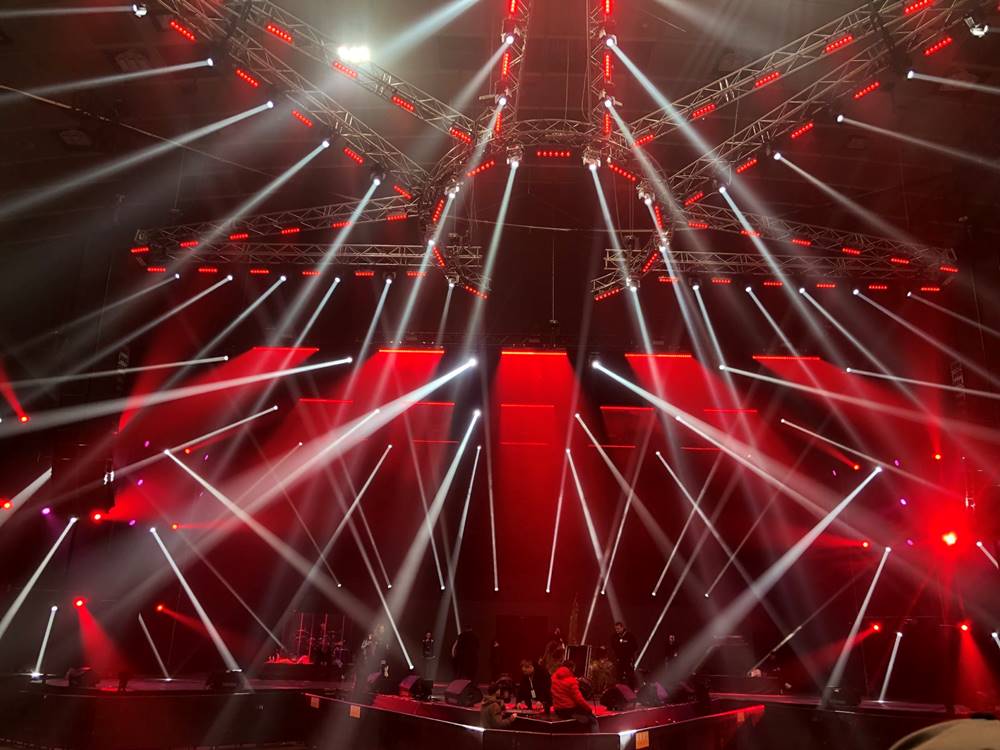 ClayPakyNews's tweet image. Claypaky Fixtures Go Royal for Dynamic “Queen of the Night” Concert in Ukraine - Read more: cutt.ly/QueenOfTheNight
#Claypaky #Sharpy #SharpyPlus #TamboraBatten #MiniB #SceniusUnico #Feyeria