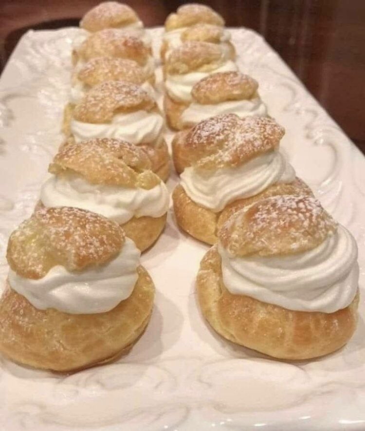 ManhattanInter2's tweet photo. I’d not say no to these delicious cream puffs! 😋🍰🎉 #deliciousfood #yummy #cakedecorating #FoodieBeauty #homecooking ~ C https://t.co/RzZiZhtVEV