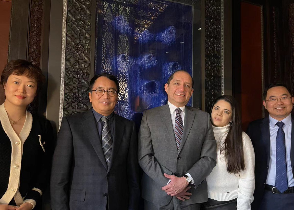 ⚠️Reunión con Weidong Yin, #CEO de <a href="/Sinovac/">Sinovac Biotech</a>: #Ecuador 🇪🇨es un importante socio para inversión, desarrollo de proyectos biotecnológicos e intercambio científico. La visita del Presidente <a href="/LassoGuillermo/">Guillermo Lasso</a> a #China 🇨🇳permitirá avances sustanciales en este ámbito #MasMundoEnElEcuador
