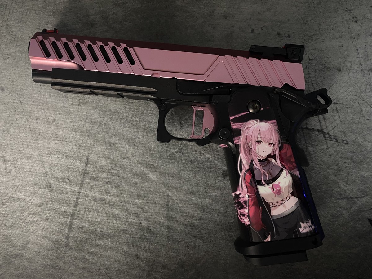 Throwaway3101's tweet photo. Rockin' knives and guns with the Calli💀TM 4.3 Hi-Capa build! Thanks to Abunai Supply for the beautiful grip #callillust #airsoft https://t.co/4NoB6mSFEl