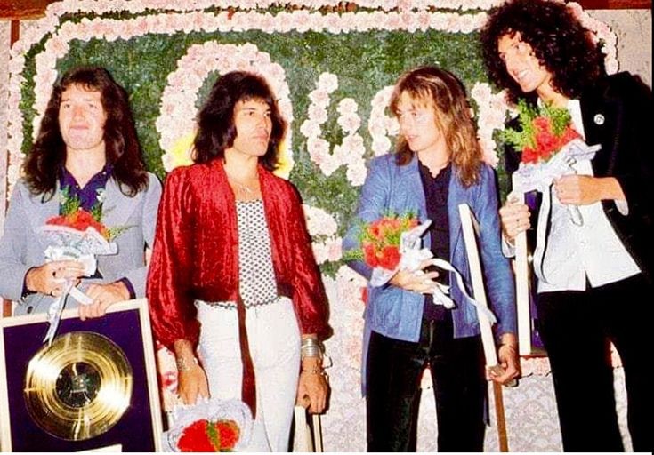 rogtaylooor's tweet photo. queen in japan, 1975! 🇯🇵

📸: koh hasebe https://t.co/2YstzIVAK1