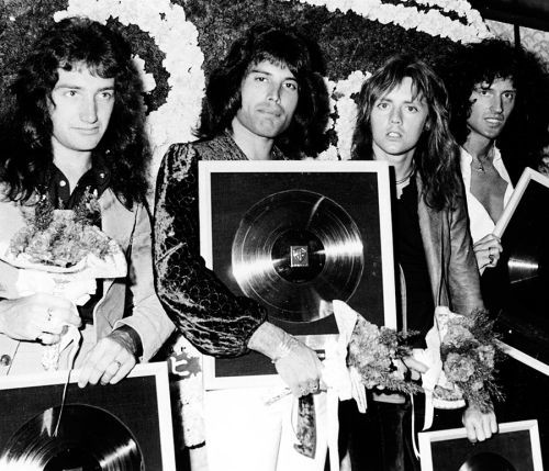 rogtaylooor's tweet photo. queen in japan, 1975! 🇯🇵

📸: koh hasebe https://t.co/2YstzIVAK1