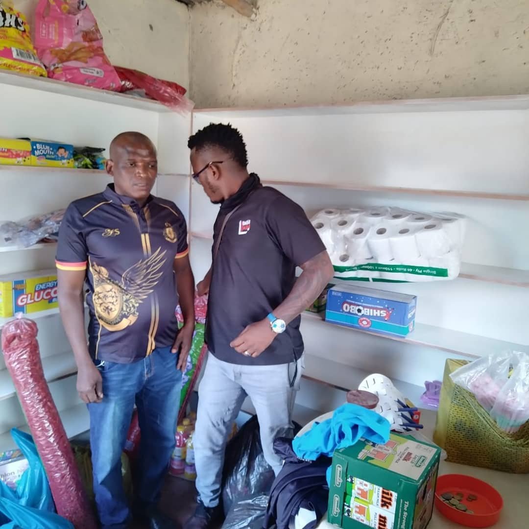 realMadumane's tweet photo. #MondayMotivation So I Manage To Help 1 Of The Best @LigwalagwalaFM Lister Bongi "Imphumphutse Yodumo" Lubisi At Matsulu With His Spaza Shop Refurbishment &amp; New Stock Buying As Per His Wishes When I Asked Him #YiniLongafisaNgikwenteleKona2022 Njengoba Usisekela Kangaka #Lfm40 https://t.co/25wFzL8rJg
