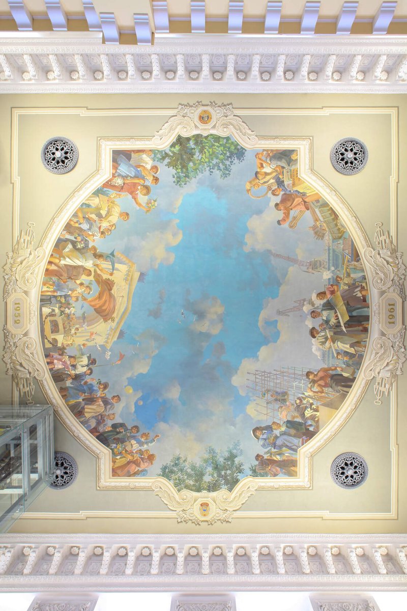 🙀 The ceiling of the Volgograd railway station near the ticket offices is decorated with a large painting by Yakov Skripkov capturing the construction and opening of the Volga–Don Canal and the Volga Hydroelectric Power Station.