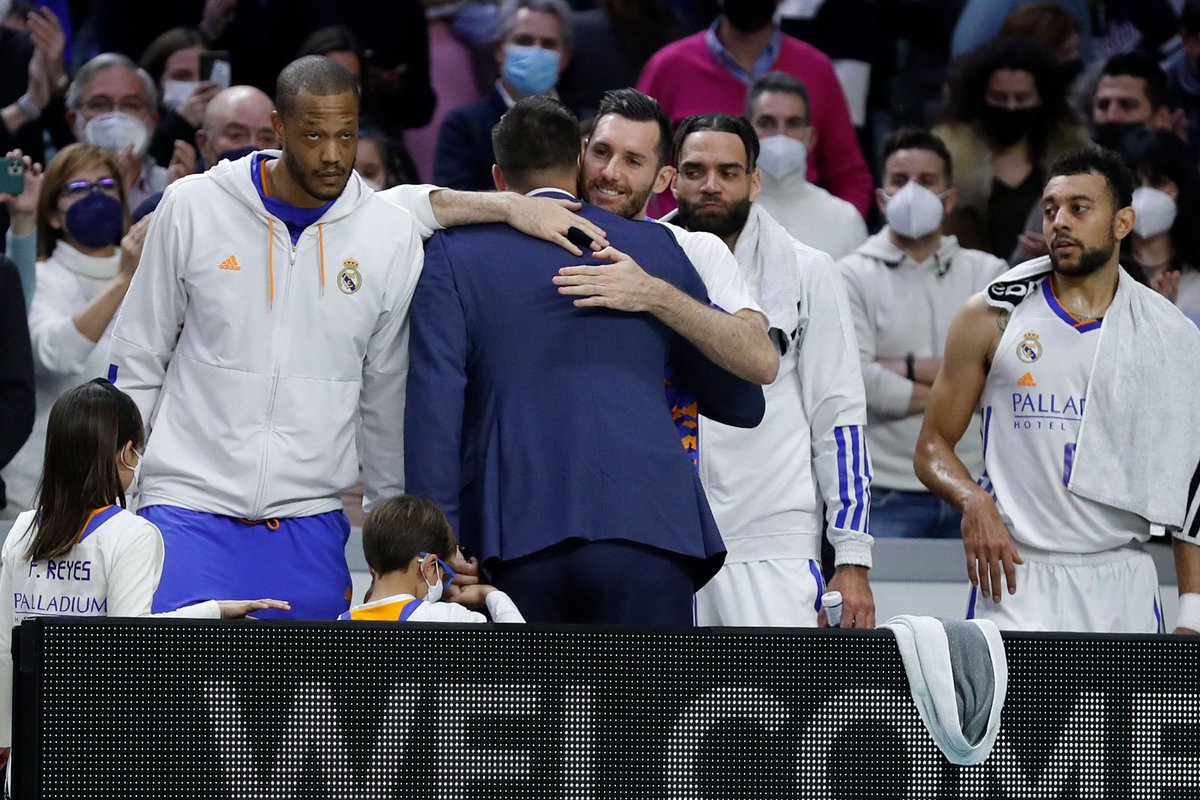 9FelipeReyes's tweet photo. Ayer fue un día lleno de emociones y solo puedo decir GRACIAS AFICIÓN por vuestro cariño durante todos estos años. #HalaMadrid 💪🏻🏀 https://t.co/cFuvTu2x76