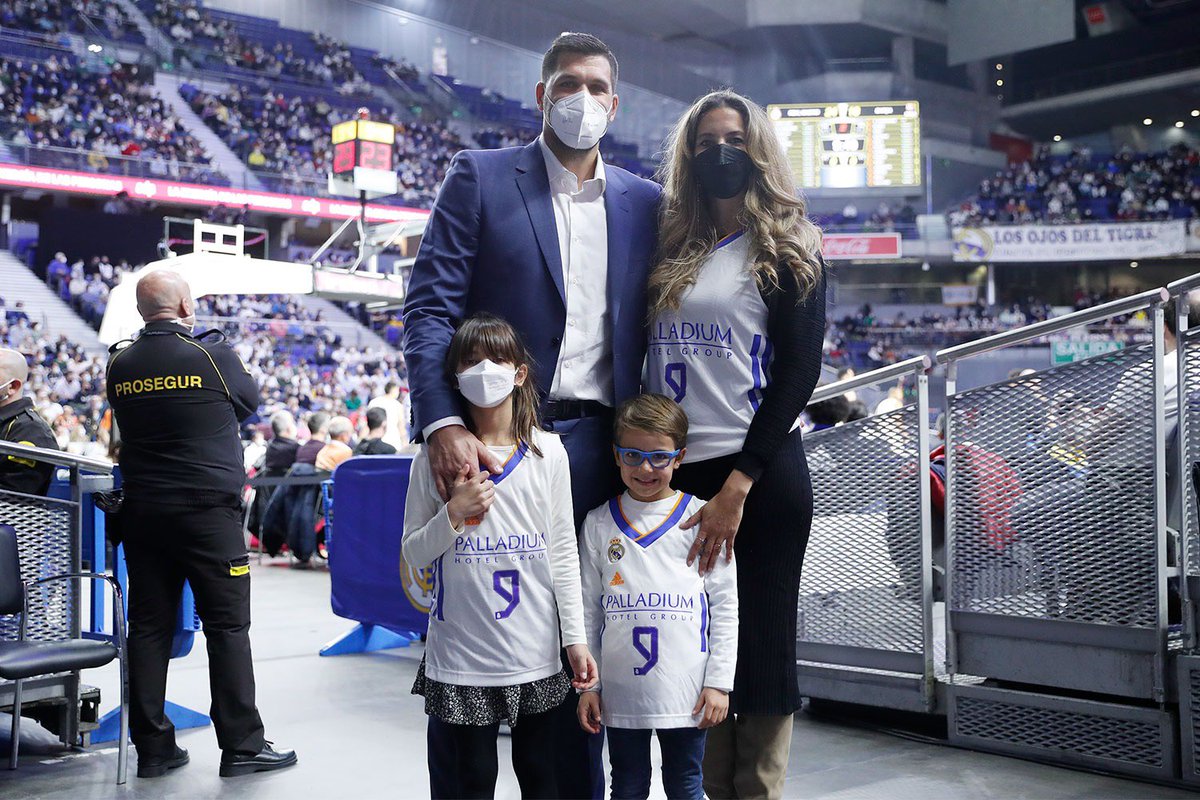 9FelipeReyes's tweet photo. Ayer fue un día lleno de emociones y solo puedo decir GRACIAS AFICIÓN por vuestro cariño durante todos estos años. #HalaMadrid 💪🏻🏀 https://t.co/cFuvTu2x76