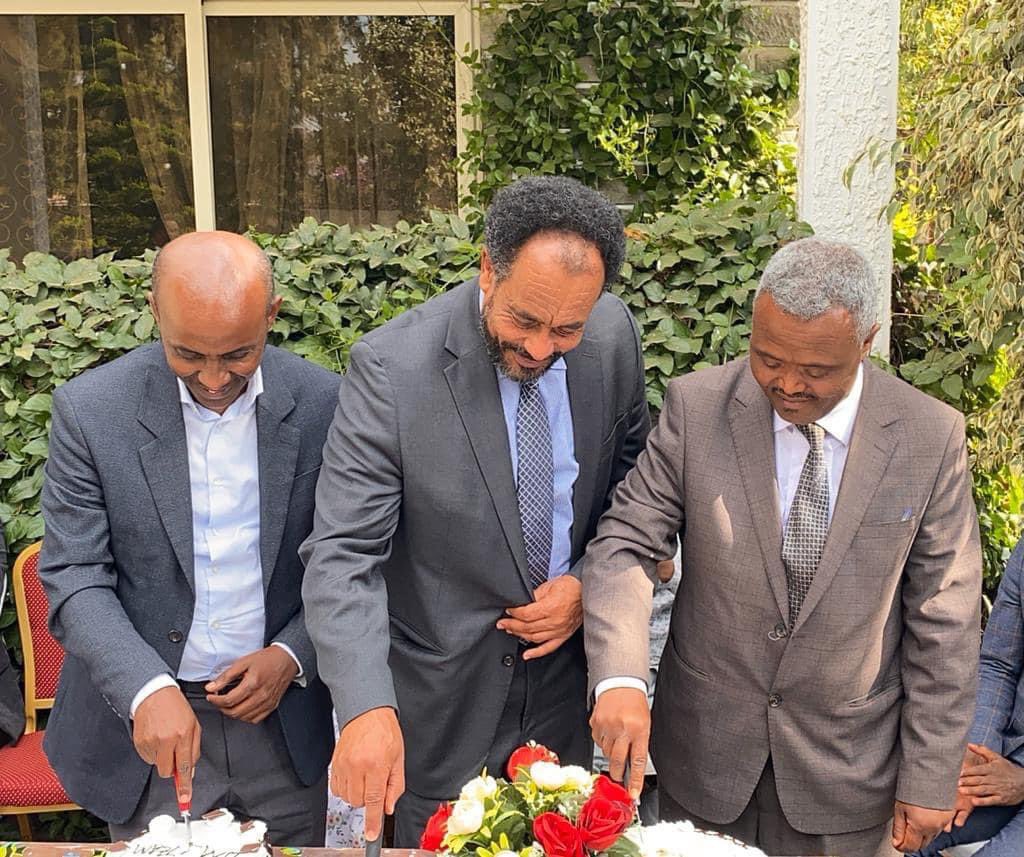 OromoLegalTeam's tweet photo. The families of recently released political prisoners hosted an appreciation event to honor the Oromo Political Prisoners Defence Team and the medical team.

Note: Picture is missing some members who were not able to attend the event. https://t.co/FmR3Us5mrv