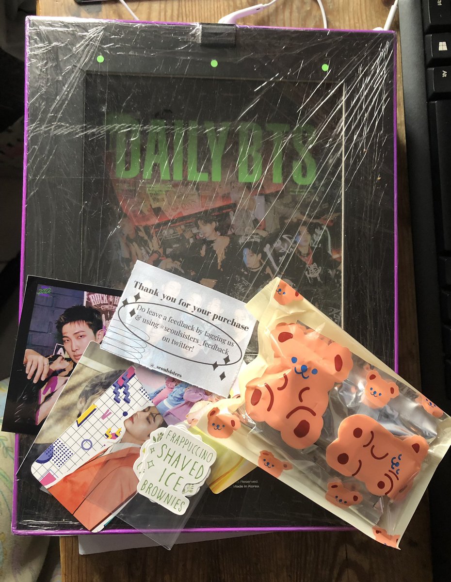 zoomtodebie's tweet photo. Yay, finally received my outbox &amp; pb for SG2022  🥳 Thank you so much handling my order and pack it safely 💜 There’s a bit of scratch on the plastic but it is inevitable so it fine hehe. The OCD in me 👀 haha. Oh, love the the freebies 😘 #seoulsisters_feedback @_seoulsisters https://t.co/WA2OuSFwVb