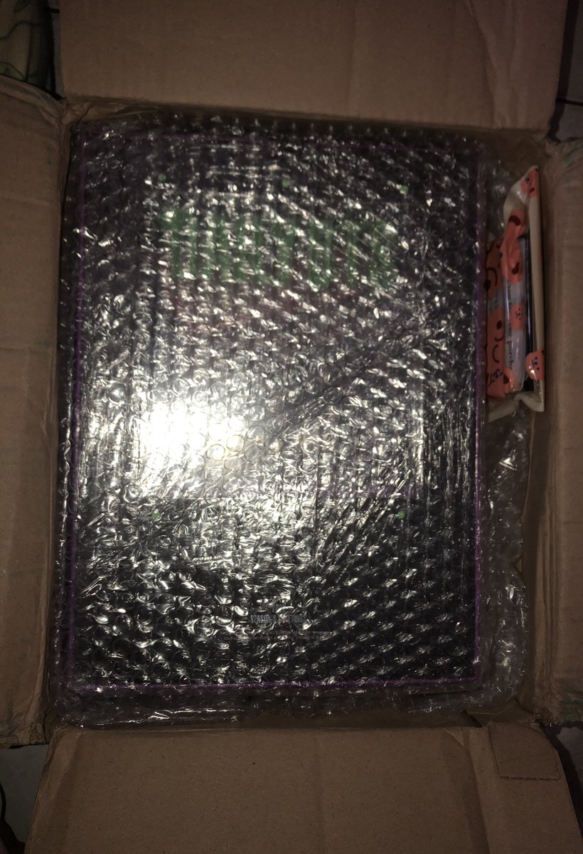zoomtodebie's tweet photo. Yay, finally received my outbox &amp; pb for SG2022  🥳 Thank you so much handling my order and pack it safely 💜 There’s a bit of scratch on the plastic but it is inevitable so it fine hehe. The OCD in me 👀 haha. Oh, love the the freebies 😘 #seoulsisters_feedback @_seoulsisters https://t.co/WA2OuSFwVb