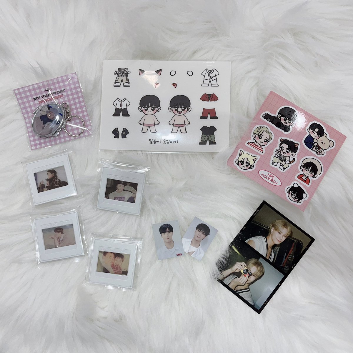puppycat_bin's tweet photo. #거대멍냥이_문빈_등장 
위 해시태그로 생일카페 후기를 올려주신 2분께
아래의 크왕비니 거울키링과 특전세트를 드립니다. 
당첨자는 빈이 생일 1/26에 공개될 예정입니다.🥳 https://t.co/KYQRt5lbE5