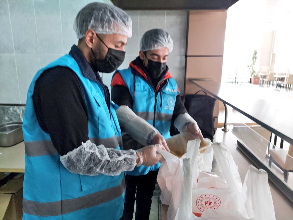 Yurtlarımızda çıkan yemeklerimizi bölüşüyor, gençlerimize gönüllülük bilincini aşılıyoruz. 
Komşum Projesi Kapsamında Kadı Burhaneddin Yurdu gönüllü öğrencilerimiz özenle paketledikleri yemekleri komşularımıza ikram ediyor👏
#KomşumProjesi