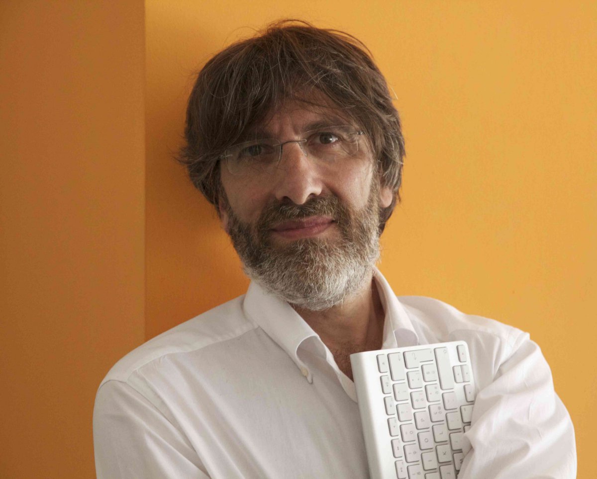 LibrieStorie's tweet photo. “L’idea che gli scrittori, prima di cominciare una storia, abbiano davanti a loro uno schema preciso di quello che faranno è tra le più sbagliate che ci siano. Si naviga a vista, lasciando che la storia prenda forma da sé”
Roberto Cotroneo https://t.co/tyA0DloZNJ https://t.co/0d1bwUd8w4