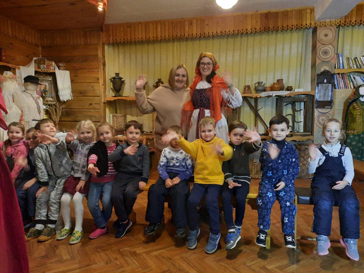 Недавно закончились Святки! И все это время у нас шли особенные экскурсии в музее "Горница"! Детское объединение "Академия талантов" (педагог Гусева Ю.А.) были на одной из них. Ребята под руководством методиста Кузнецовой М.Е.. поиграли, посмотрели представление, изготовили маску