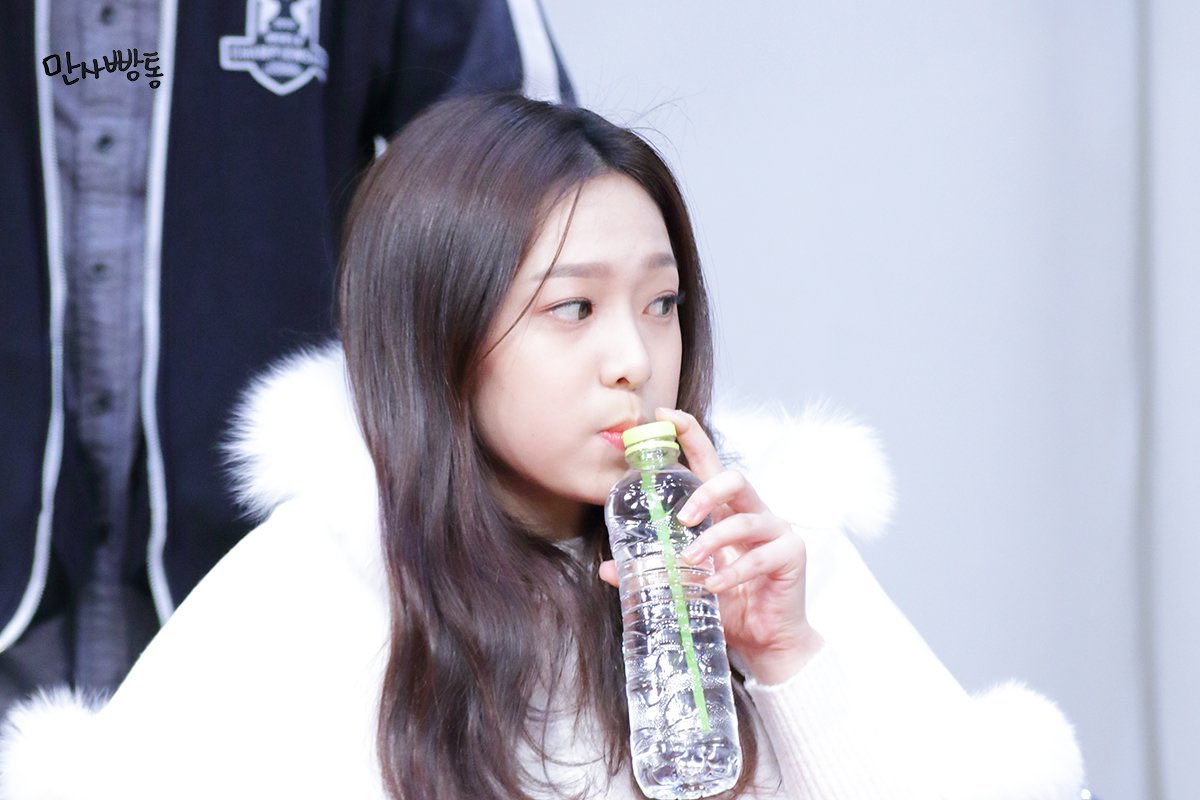 Todayis_YENA's tweet photo. 160124 부산 팬사인회

#에이프릴 #예나 https://t.co/E1O1J5IkID