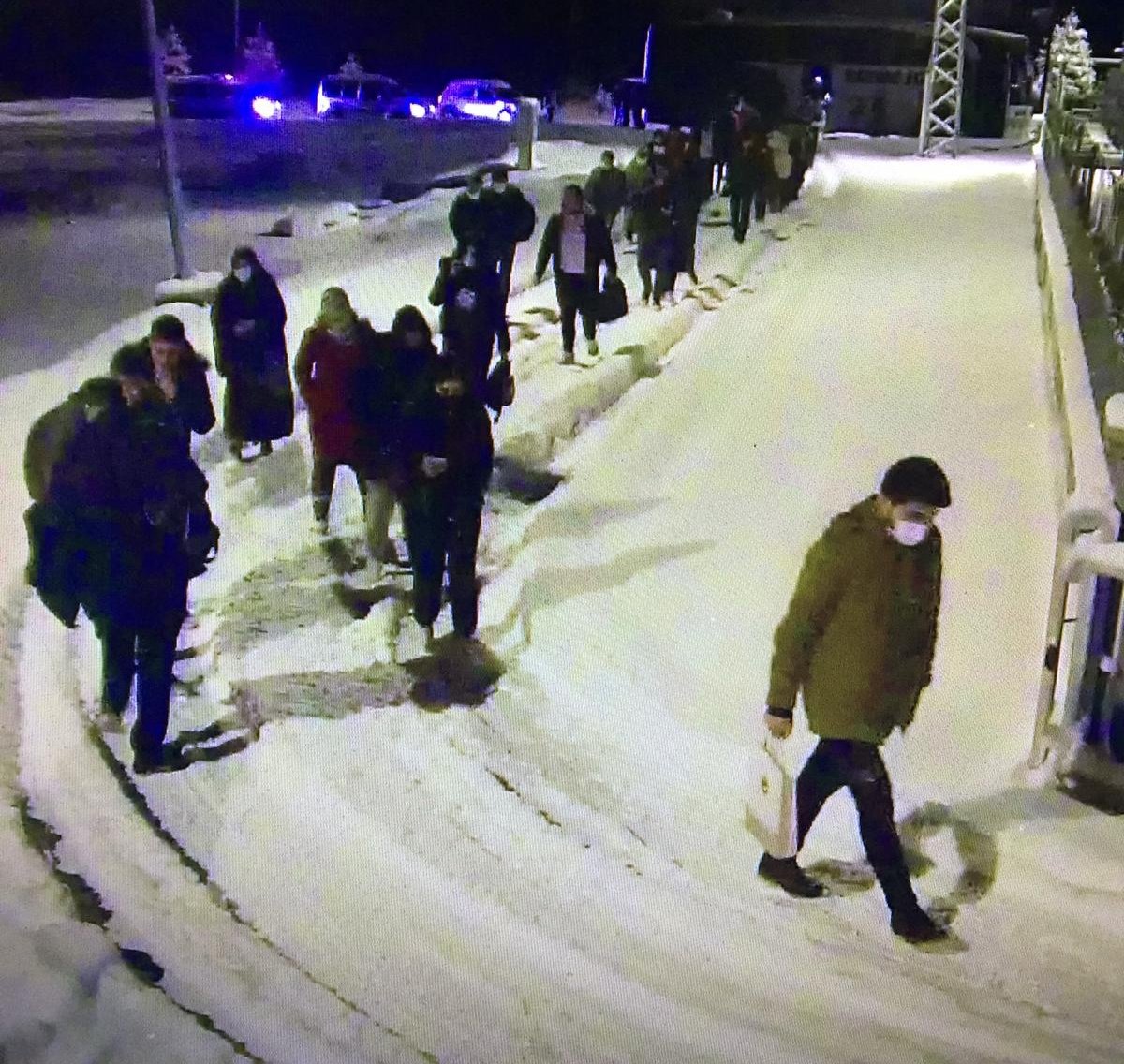 Yoğun kar yağışı nedeniyle yollarda kalan vatandaşlarımızı yurtlarımızda misafir edip hava şartları normale dönünce yolcu ettik.